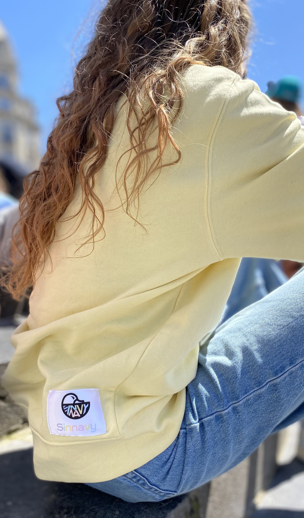 pull jaune